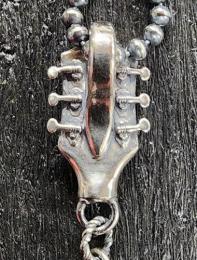 25ROS101SS : NECKLACE ROSARY / GUITAR HEAD MARIA