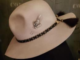 19GHP-002 : HAT&LAPELPIN/FEATHER & SKULL,AGAVE